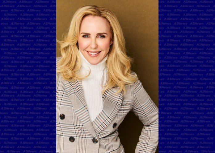 Holly Randall Shares Career Lessons, Reinvention in CarlyDavid.com Interview